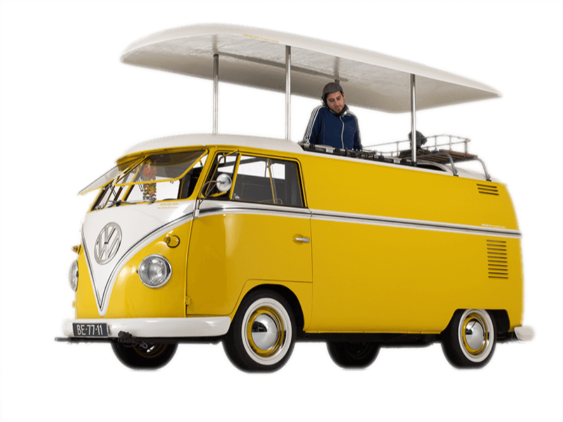 Een Volkswagen busje met DJ podium huren
