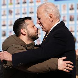 Biden brengt verrassingsbezoek aan Kyiv, voor het eerst sinds oorlog in Oekraïne